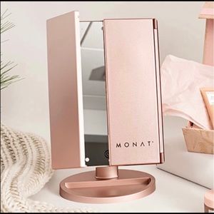 Monat LED Tri-Fold Mirror Magic